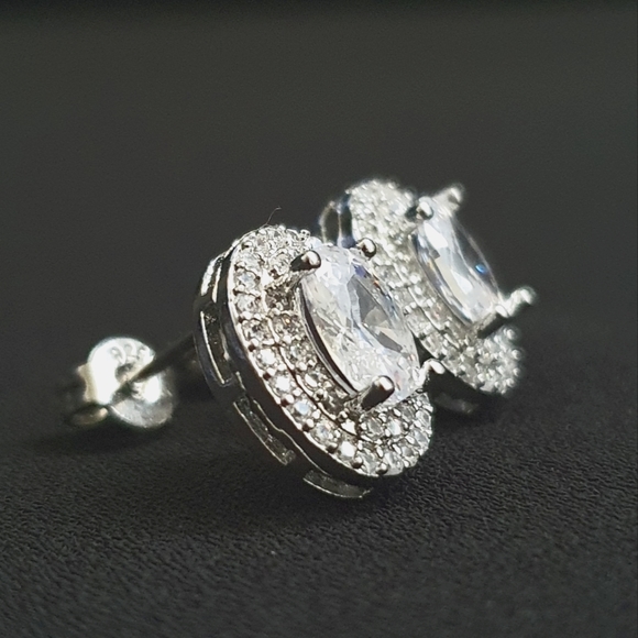 Gorgeous Oval Diamond Evening Stud Earrings - Picture 2 of 3